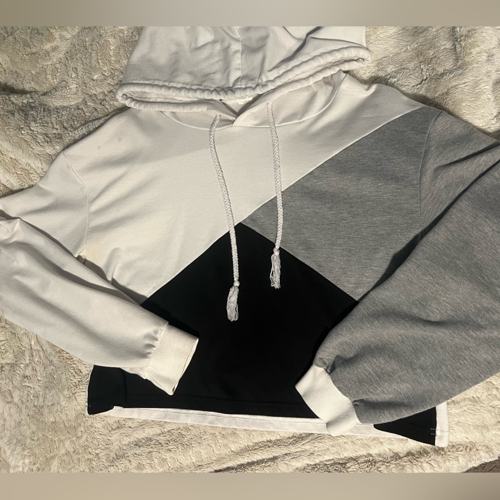 Cute thin layered cropped hoodie!